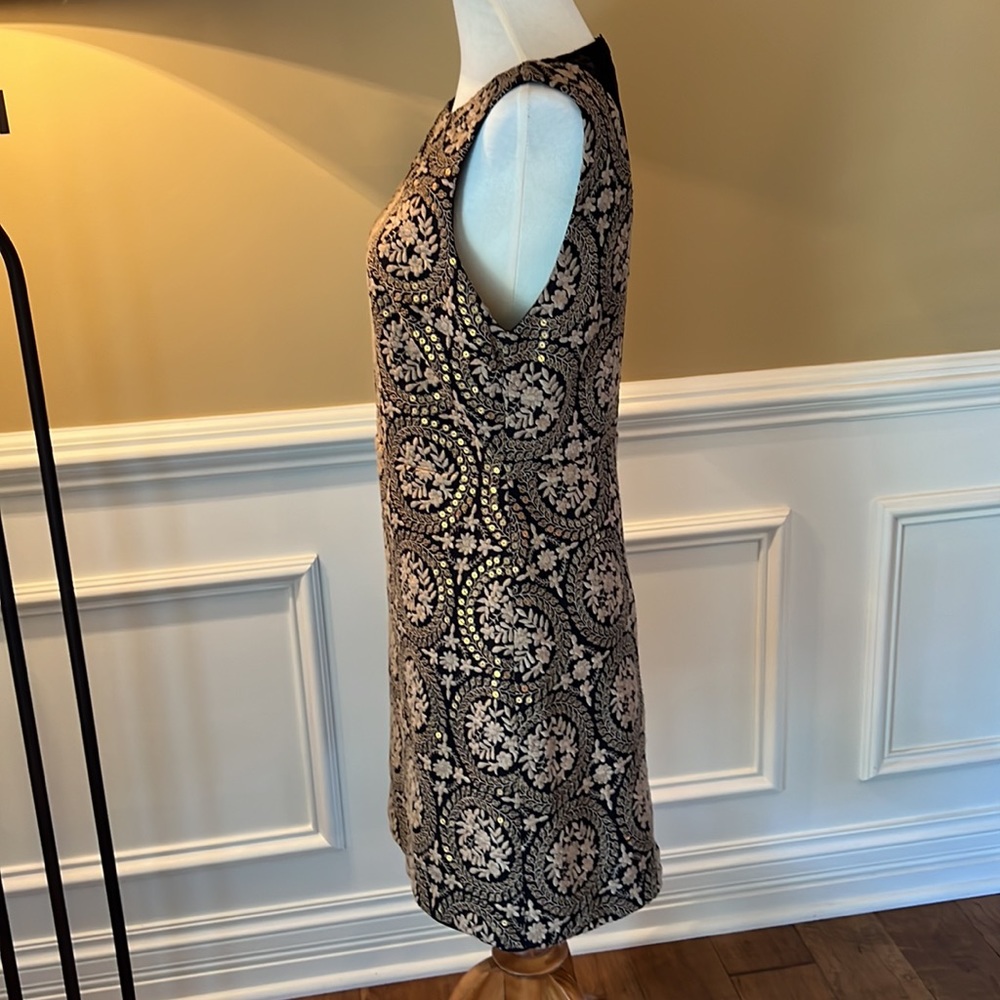 Alice + Olivia Whela Medallion Sleeveless Shift Dress - Picture 4 of 13
